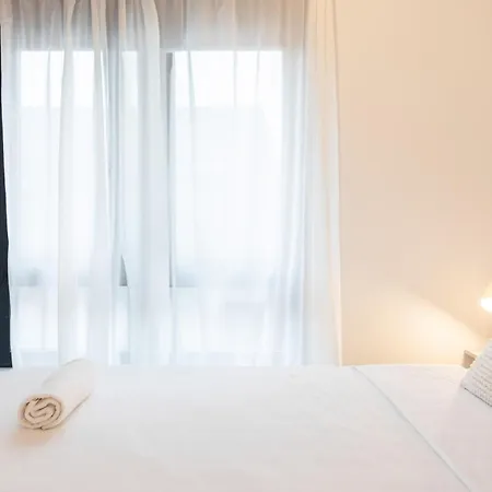 Modern Residences - Free Private Parking *